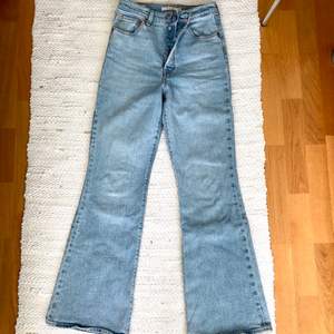 Intressekoll på dessa levis jeans ribcage flare modell. Säljes pga köpte fel storlek. Nypris 1200🤍 