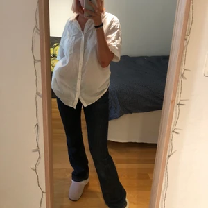 Vintage Lee jeans - Mörkblåa jeans från lee, W32 L34, men de passar mig som brukar ha storlek 38 i byxor och är ca 171 cm lång