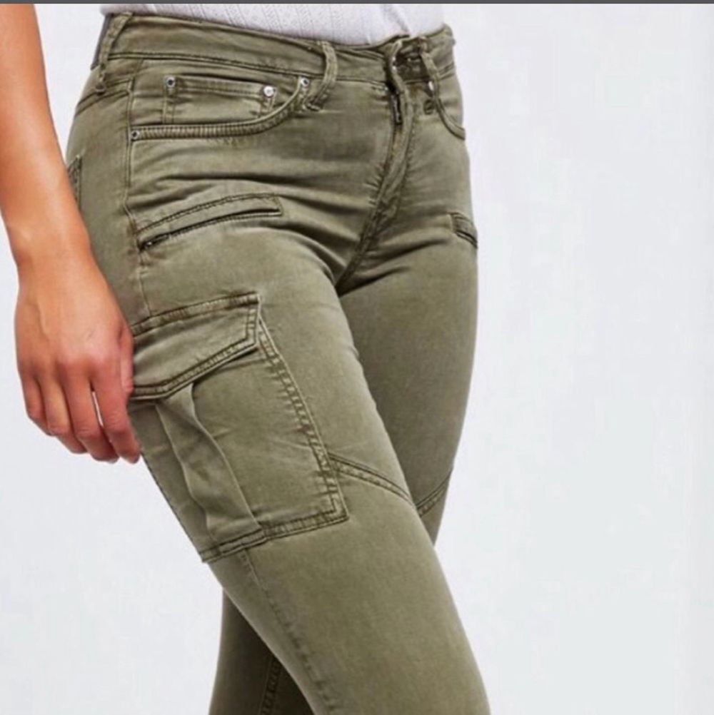Militär/ cargo byxor från Gina Tricot. Byxorna är super sköna och säljs pågrund av att jag ej har användning för de. Byxorna är endast använda ett fåtal gånger och är i bra skick. Frakt ingår inte i priset! Byxorna är köpta för några år sedan för runt 500. Jeans & Byxor.