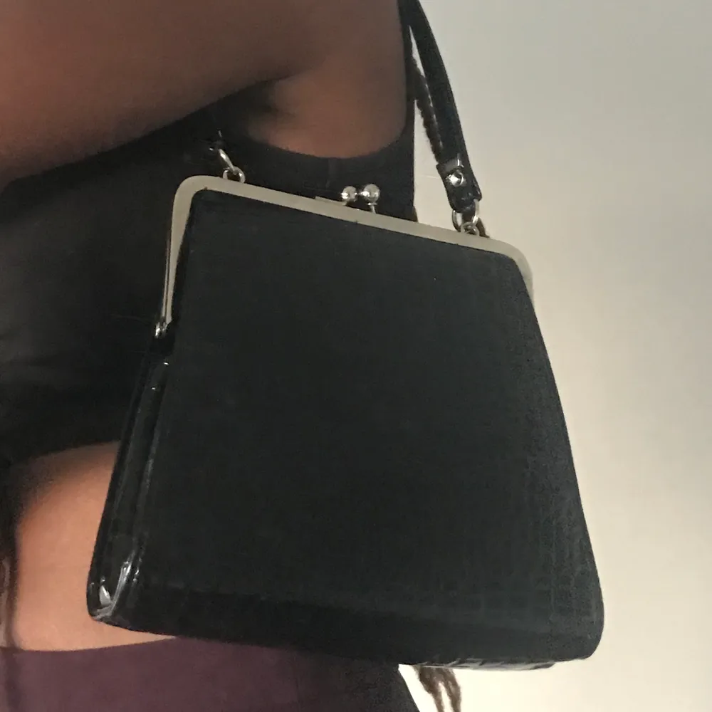 Jätte söt svart shoulder bag, liten men rymlig | Fint skick (säljer p.g.a använder ej) | Köpare står för frakt ❣️. Väskor.