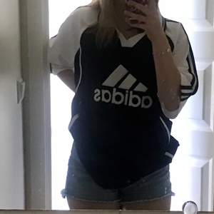 en supersnygg secondhand t-shirt från adidas. köptes på humana för några veckor sedan, men jag får aldrig riktigt tillfälle att ha på mig den! buda på <3