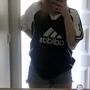 oversized adidas sports t-shirt - en supersnygg secondhand t-shirt från adidas. köptes på humana för några veckor sedan, men jag får aldrig riktigt tillfälle att ha på mig den! buda på <3