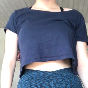 Marianblå croptop - En croptop som jag aldrig använt och kommer inte ihåg vart den e köpt. 