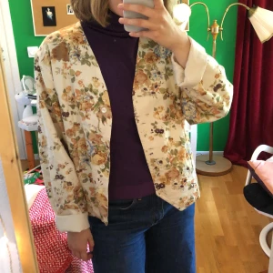 Blommig kavaj - Blommig kavaj från Indiska, strl L, väldigt söt som oversized :) Mötas eller leverera