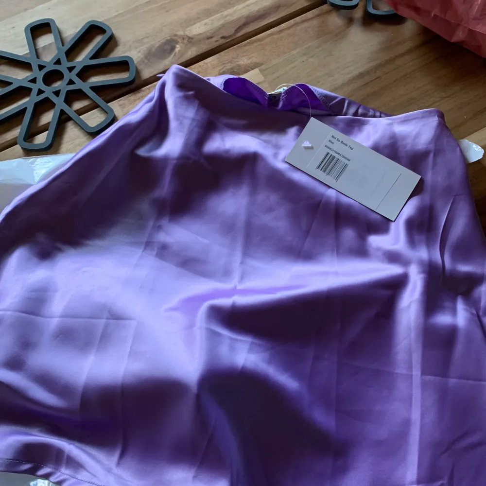 En lila kjol i satin från chiquelle. Originalpriset är 399kr. Aldrig använd, fick hem den som fel vara. Köparen står för fraktkostnad . Kjolar.