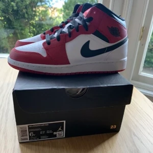 Jordan 1 mid chicago - Jordan 1 mid chicago i storlek 6y/38,5/24cm. Säljer till högstbudande. Bud startar på 1500 och räkna med frakt i priset.