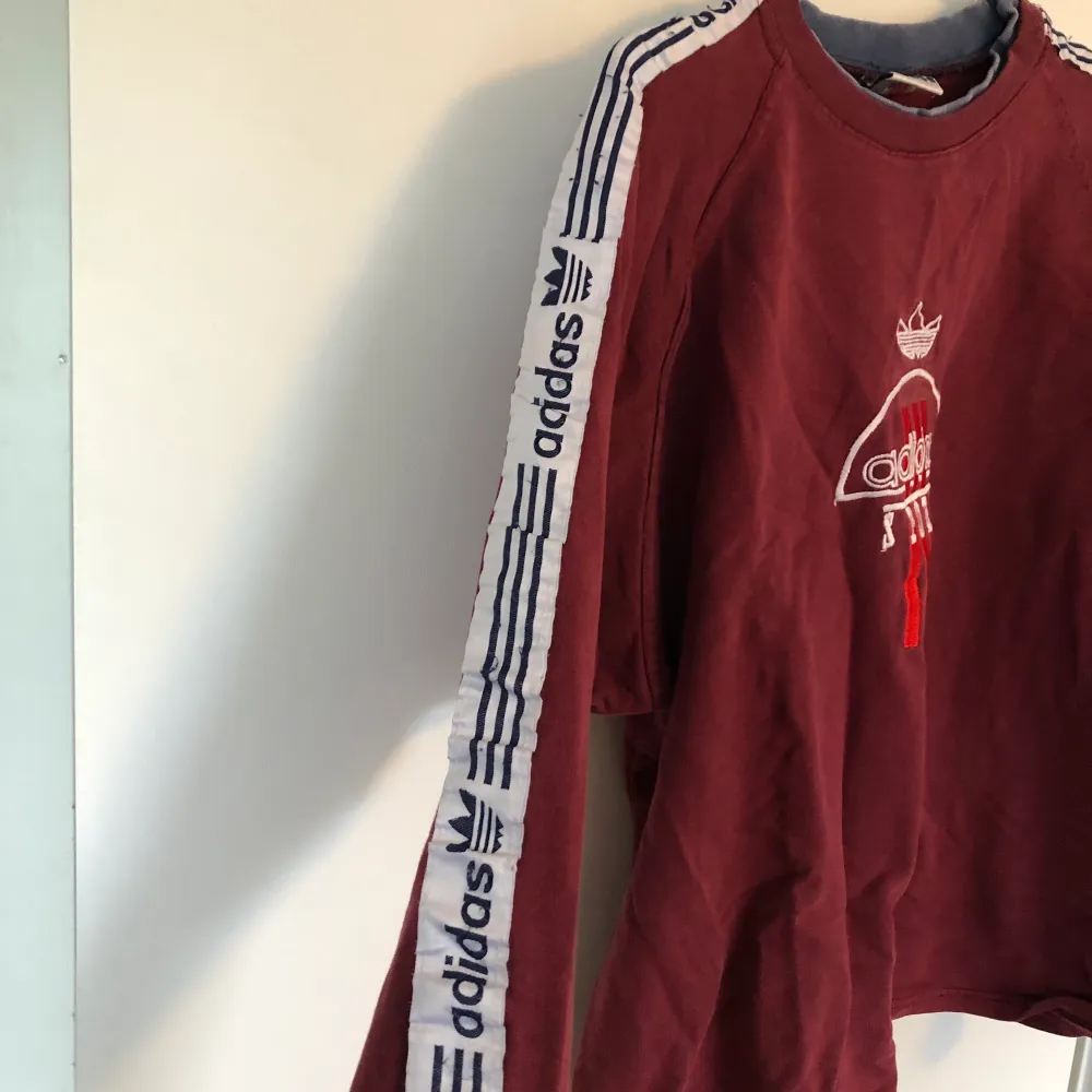 så cool och ovanlig adidas collegetröja/ tunnare tjocktröja i storlek m men lite oversize så skulle säga m/l. det står adidas ner på båda ärmarna. så skön och cool. fräsch och bra skick. ansvarar inte för postens slarv . Tröjor & Koftor.