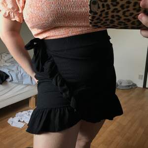 Svart kort kjol med knyte i sidan (fake). Använd 1-2 gånger!!