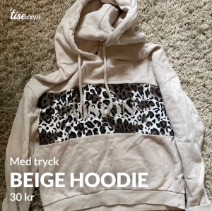 Beige hoodie - Beige hoodie med snyggt tryck. Lite nopprig med syns inte. Stl S men lite croppad i modellen. Nypris var ca 150:- och säljer för 30:-. 💫