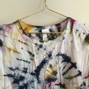 Batiktröja  - HM-basic T-shirt som jag batikfärgat.💘 frakten är inräknad i priset 