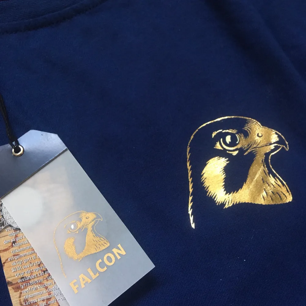 Bli coolast på festen!🦅 Marinblå tröja med loggan på bröstet och texten Falcon i guld på högra ärmen🤩 Såldes i Falcons webbshop, går inte att köpa längre! I nyskick, med lapparna kvar. Ett måste för ölälskaren🍻 Strl s i herr fit. Tröjor & Koftor.