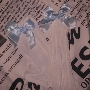 Knästrumpor - Åh har haft dessa länge, vet inte om de har nått hål, vågar inte sätta på mig dem, men de är tvättade och skulle nog behövas strykas för att rätta till rosetterna osv!! Frakt ingår