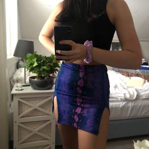 Ormmönstrad lila kjol med slits på båda sidor från missguided. Väldigt stretchig så passar nog M också!! Frakt tillkommer <3