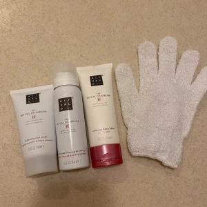 Produkter från Rituals of Sakura - Jag säljer produkter från Rituals of Sakura. Produkter: Hand Balm 70ml, Foam Gel 50ml, Rice Scrub 70ml och en skrubbvante. Allt är oanvänt och nytt, självklart! 