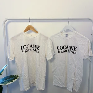 Cocaine & Kate Moss T-Shirts - Två likadana t-shirts, 60kr styck. Matcha dem med en vän eller klipp ena som crop-top! Storlek M