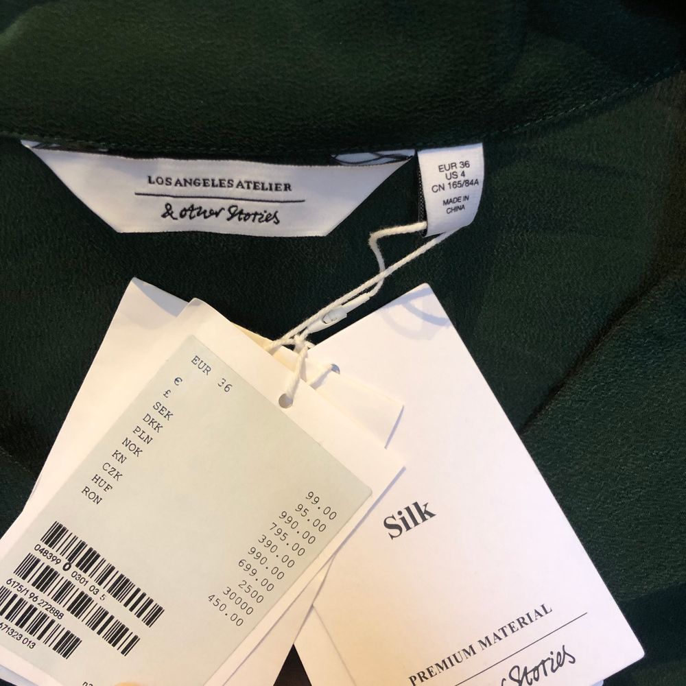Jättefin mörkgrön skjorta storlek 36 som jag köpte för 990 kr förra året på &otherstories. Har aldrig fått användning för den så alla lappar sitter kvar. 🐸👒🪴. Skjortor.