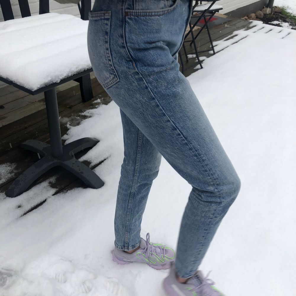 Jeans från bikbok i storlek S. De har en snygg ljusblå färg och liknar mom jeans i formen. Jag är ca 173 cm lång och bär storlek 34 i jeans. Endast använd några gånger innan så skicket är bra! Frakten betalas av köparen! (: skriv om ni vill ha fler bilder. Jeans & Byxor.