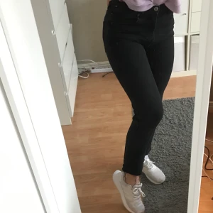 Svarta mum jeans - Jättefina mum jeans från Pull & Bear som tyvärr blivit för små för mig, inköpta under hösten 2020 och knappt använda🌸 Köparen står för frakten!