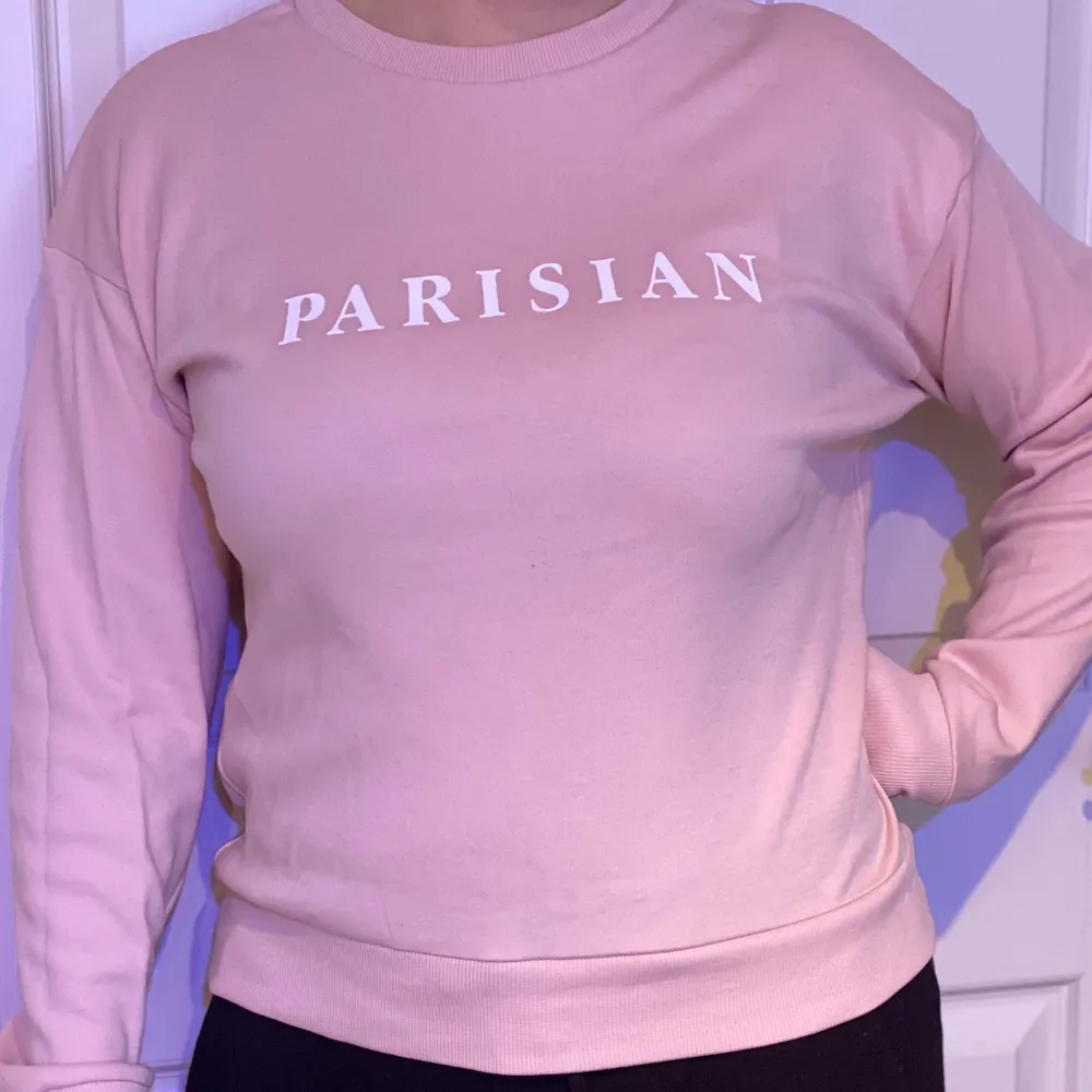Ljusrosa tröja med trycket ”Parisian” från Mango. Köpt i Frankrike och sitter skönt. Köparen står för frakten! 🥰. Tröjor & Koftor.