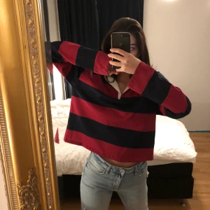 oversized tenniströja - randig oversized tenniströja från nellys märke nly. jätteskön men kommer aldrig till användning 💕 gott skick! 