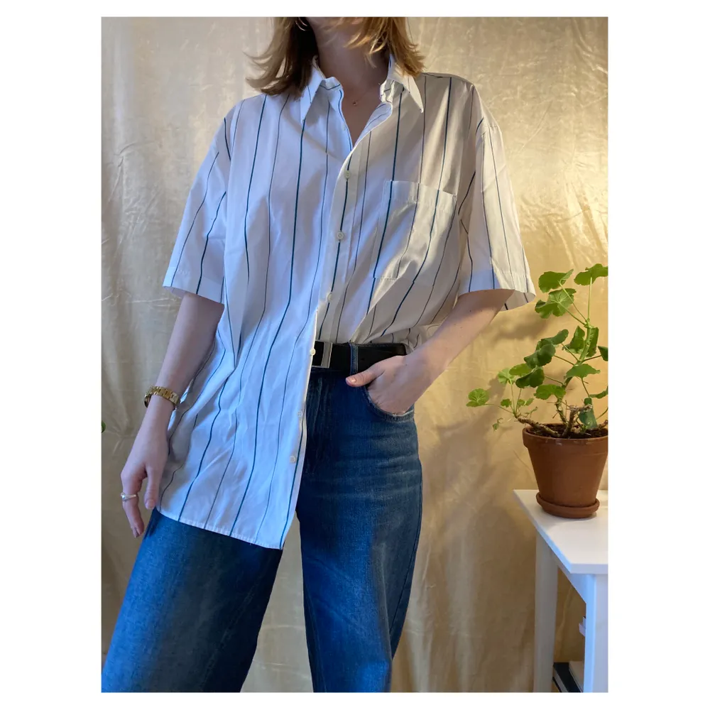Vintage short-sleeve shirt from swedish brand Melka. Good quality shirt with green stripes. Unisex fit size is Medium fits good as oversize or true to size. See pictures for fit! An overall nice shirt for every occasion!. Skjortor.