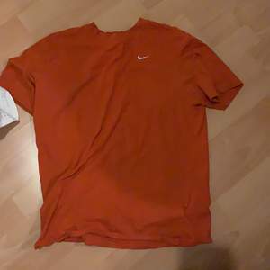 Orange T-shirt från junkyard med litet Nike märke, strl xs. Säljer då jag inte använder den längre