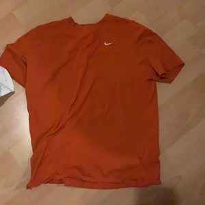T-shirt strl xs från junkyard - Orange T-shirt från junkyard med litet Nike märke, strl xs. Säljer då jag inte använder den längre