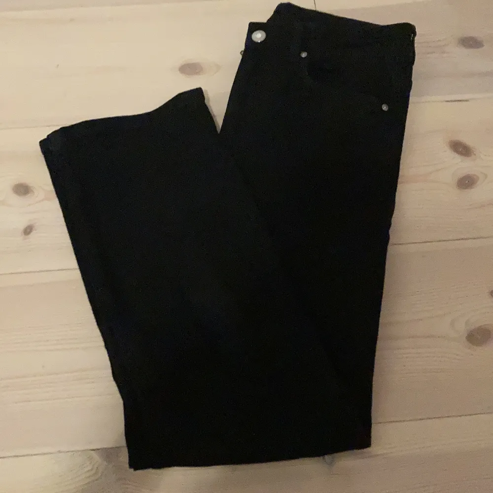 Vanliga svarta jeans från Lindex. Stl 36. Väldigt bra skick. Nypris 250 säljer för 125 kr. . Jeans & Byxor.