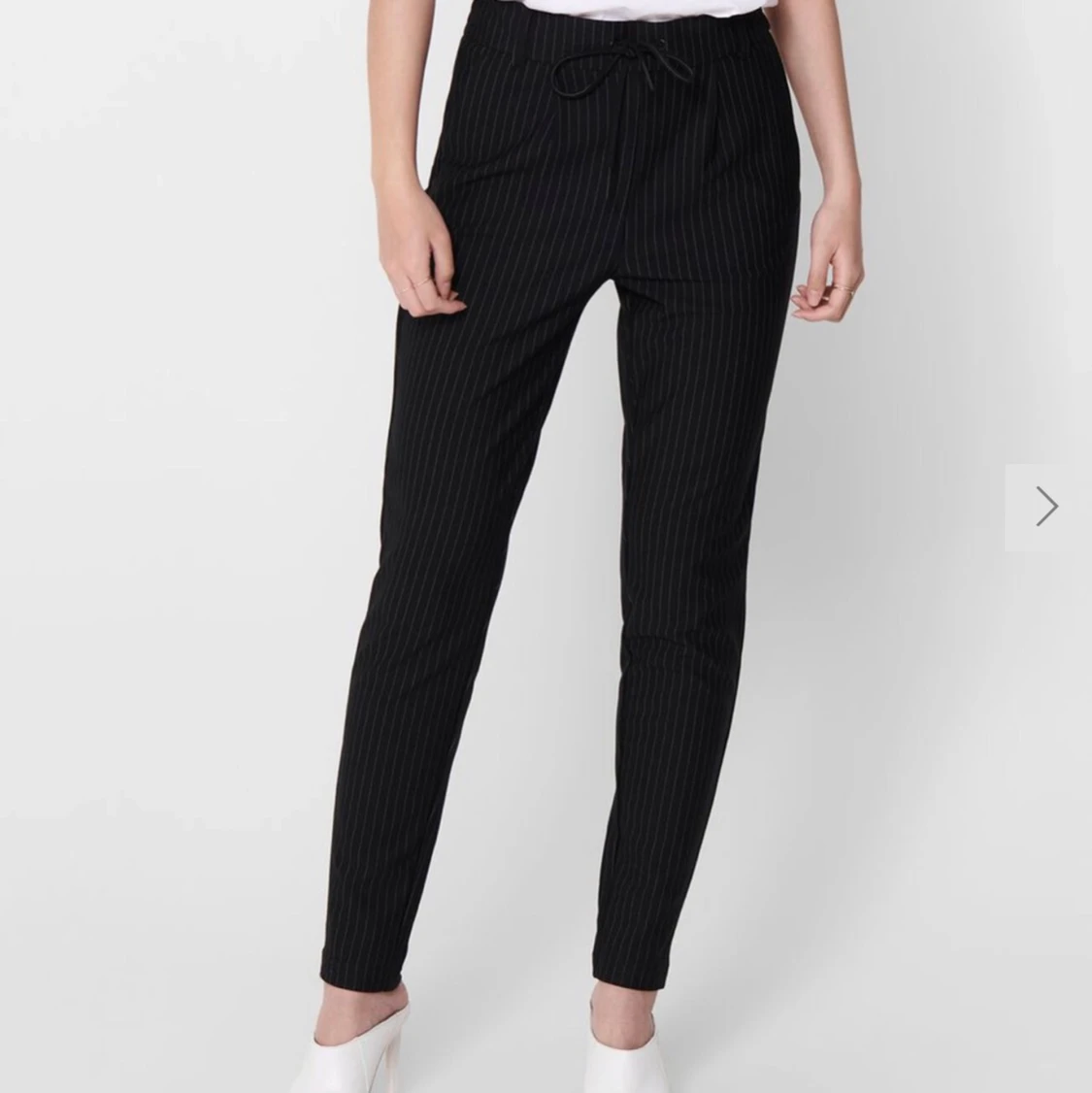 Kritstrecksrandiga byxor från only