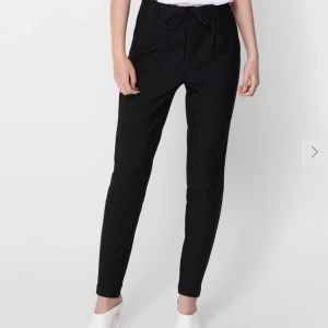 Kritstrecksrandiga byxor från only - Svarta byxor med tunna vita ränder från only säljes. Använd ett fåtal gånger men ser ut som nya. Nypris 399kr. Säljes då de är för små för mig. Köparen står för frakten.