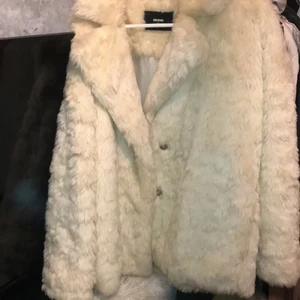 skön & mysig päls jacka, storlek XS från Bikbok!! använd en gång - riktig fin pälsjacka till vinter, varm och skön, säljer pga den har blivit för liten för mig! passar till allt!