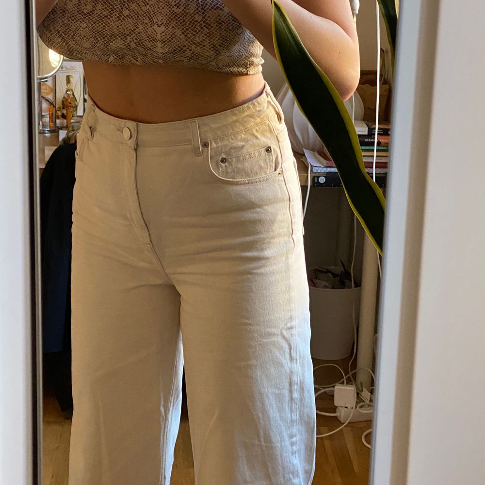 Väldigt vida jeans från asos tall🤍 har slutat använda då de tyvärr blivit för stora för mig. de sitter ungefär till anklarna på mig som är 185, så skulle säga att de passar bra på någon som är mellan 174-182 kanske! Skulle säga att de passar en M-L beroende på hur man vill att de ska sitta 👍🏼. Jeans & Byxor.
