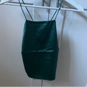 Satin topp - Säljer denna jättefina topp som tyvärr var lite för liten för mig, aldrig använd