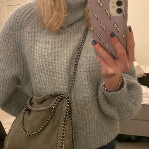 Super mysig blå tröja - Super mysig stickad blå tröja. Köpt ifrån Mango för 500 o har knappt kommit t användning💗 hör av er om ni är ibtresserade