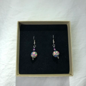 Örhängen - Nu säljer jag dessa handgjorda örhängena! Kolla in min profil för fler handgjorda smycken. 99 kr styck eller 2 för 175 kr (+ 11 kr frakt) Vill du designa dina egna örhängen eller andra smycken så är det bara att skicka ett pm och så kan vi komma överens över något💕