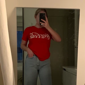Coca Cola - T-shirt från H&M för några år sen, använd endas 1 gång! Texten ska vara krackelerad. Köparen står för frakten💞
