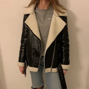 Jacka från NAKD  - Super snygg och bekväm jacka från NAKD i stl 34. Använd fåtal gånger och i super bra skick. Pris kan diskuteras vid snabb affär. 