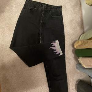 Grå/svarta staright jeans med flammor på ena bakfickan och ena nedre benet. Byxorna är köpta på Zara och flammorna har jag målat själv med textilfärg som håller i tvätten⭐️ Fint skick, inga skador eller fläckar och sparsamt använda.