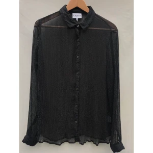 GANNI chiffon polka svart skjorta st.38 - GANNI Santa Fe Chiffon polka dot svart skjorta. Storlek 38 Nyskick Färg: svart med benvit polka dots Material: viskos
