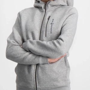 Sail racing hoodie - Säljer min sail racing hoodie som inte kommer till användning då den inte är min stil. Köpt för 900kr i oktober 2020 säljer för 300+frakt 88kr💓 har storlek ”170cm” alltså typ M. Jag kan fixa fler bilder, bara att skriva privat! Buda i kommentarerna! (Budgivning avslutas 19 januari 19:00)