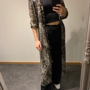 Blus - Slutar på vaderna på mig som är 173cm lång 