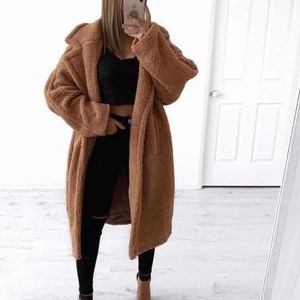 Brun Kappa  - Supersnygg oversized Teddy kappa i brun färg. Kappan är super varm och lång. Den är i bra skick, men har en liten vatten fläck på baksidan av kappan som man knappt tänker på. Det går bort om man tvättar kappan 💕  