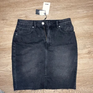 Svart kjol  - Lite länge svart jeanskjol som sitter ganska tajt. 