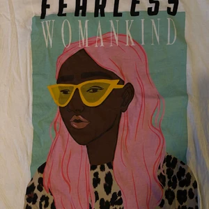 Tröja med tryck  - En power t-shirt från Gina, så snygg till allt och i väldigt gott skick 🤗