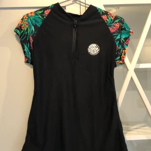 Cool Surf-tröja! 🏄🏼‍♀️  - Supercool surf-tröja till salu! Används även självklart för soliga dagar på stranden (när corona förhoppningsvis är över! 🏝😉)! Fantastiskt skick, har endast används 1 gång när jag paddlade kajak i solen för att inte bränna mig! Jätteskönt å fint material! Tror även den hade kunnat användas som träninhströja! Kontakta mig om intresse!😁