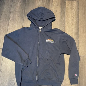 Vintage Champion zip hoodie - Vintage Champion zip hoodie i storlek M. Skön passform. Väldigt bra skick. Fitpic kan ordnas! Klicka in på profilen för massvis med andra vintage tröjor! 🙏🏻