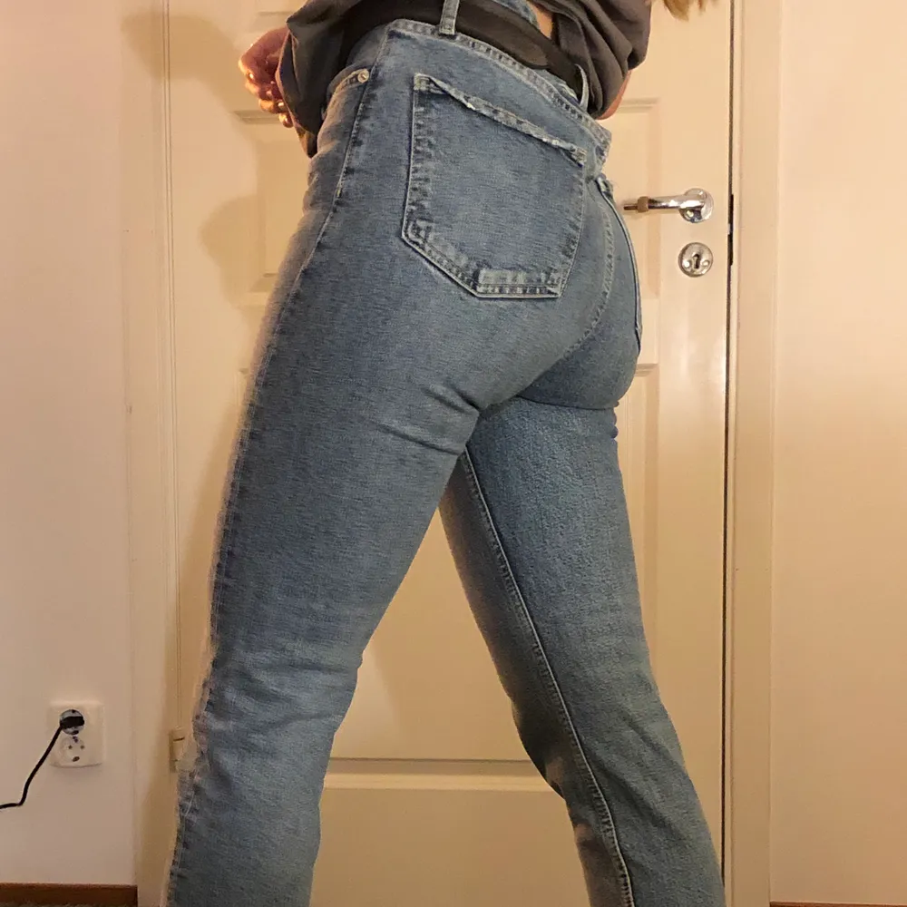 Jeans från Zara storlek 38, korta i benen (modell 1,72) nött modell men inga skador, lite stretch  superfina men kommer ej till användning, frakt bekostas av köparen! Nypris: 498kr. Jeans & Byxor.