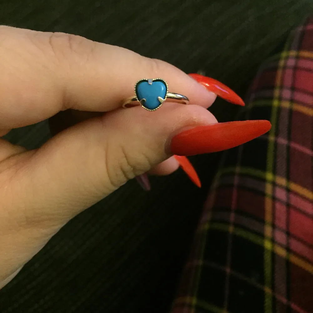 Poplulär och fin sten ring som är blå, format som ett hjärta!🌸  I bra skick!. Accessoarer.