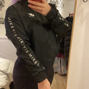 Nike bomberjacka - Funderar på att sälja denna tuffa Nike bomberjackan som jag knappt använder, rätt tunnt material så passar bät på sommaren elelr som en kofta. Den är rätt kort nästan cropped. Den är XS men för den är rätt stor i storleken. Köparen står för frakten.