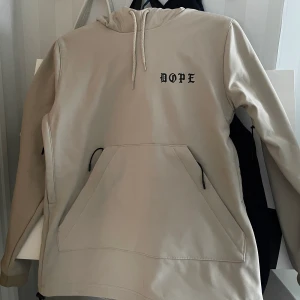 Dope jacka - Jättefin beige skid/snowboard jacka från dope. Använd ett fåtal gånger, inga defekter alls och ser precis ut som ny. Nypris 1100kr. Frakt tillkommer. 